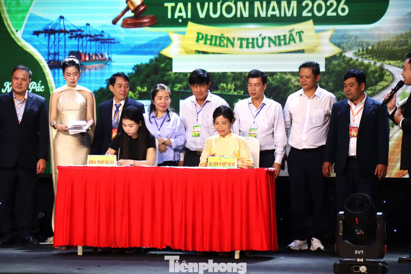Đại diện doanh nghiệp trúng đấu giá (bên phải) và đại diện chủ vườn ký biên bản sau phiên đấu giá. Đấu giá sầu riêng tại vườn: Bất ngờ về loại A - Ảnh 3.