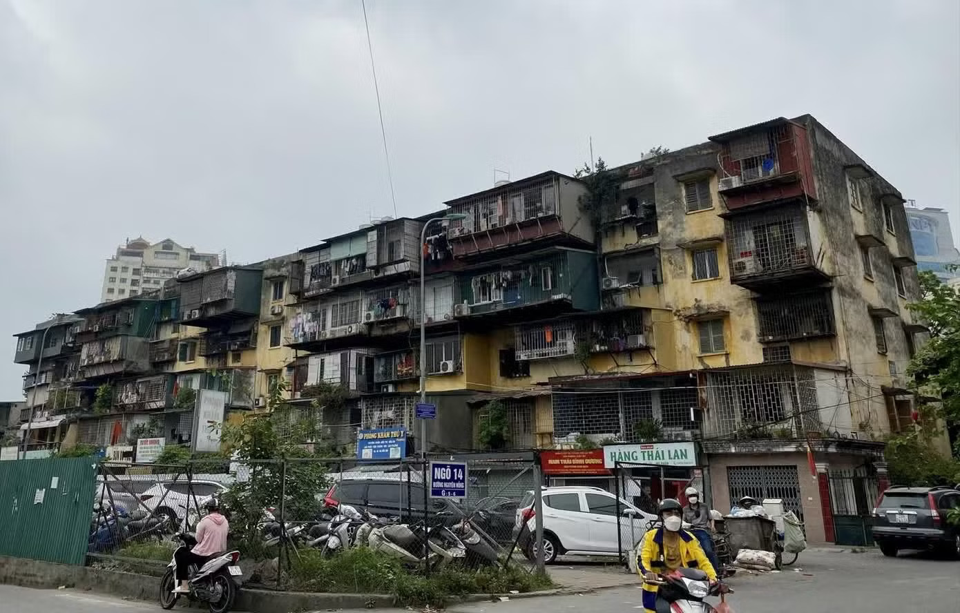 Nhiều chung cư cũ, cấp nguy hiểm được đặt mục tiêu sớm cải tạo Hà Nội khởi công 144 dự án NOXH, 8 dự án cải tạo chung cư cũ trong năm 2026 - Ảnh 1.