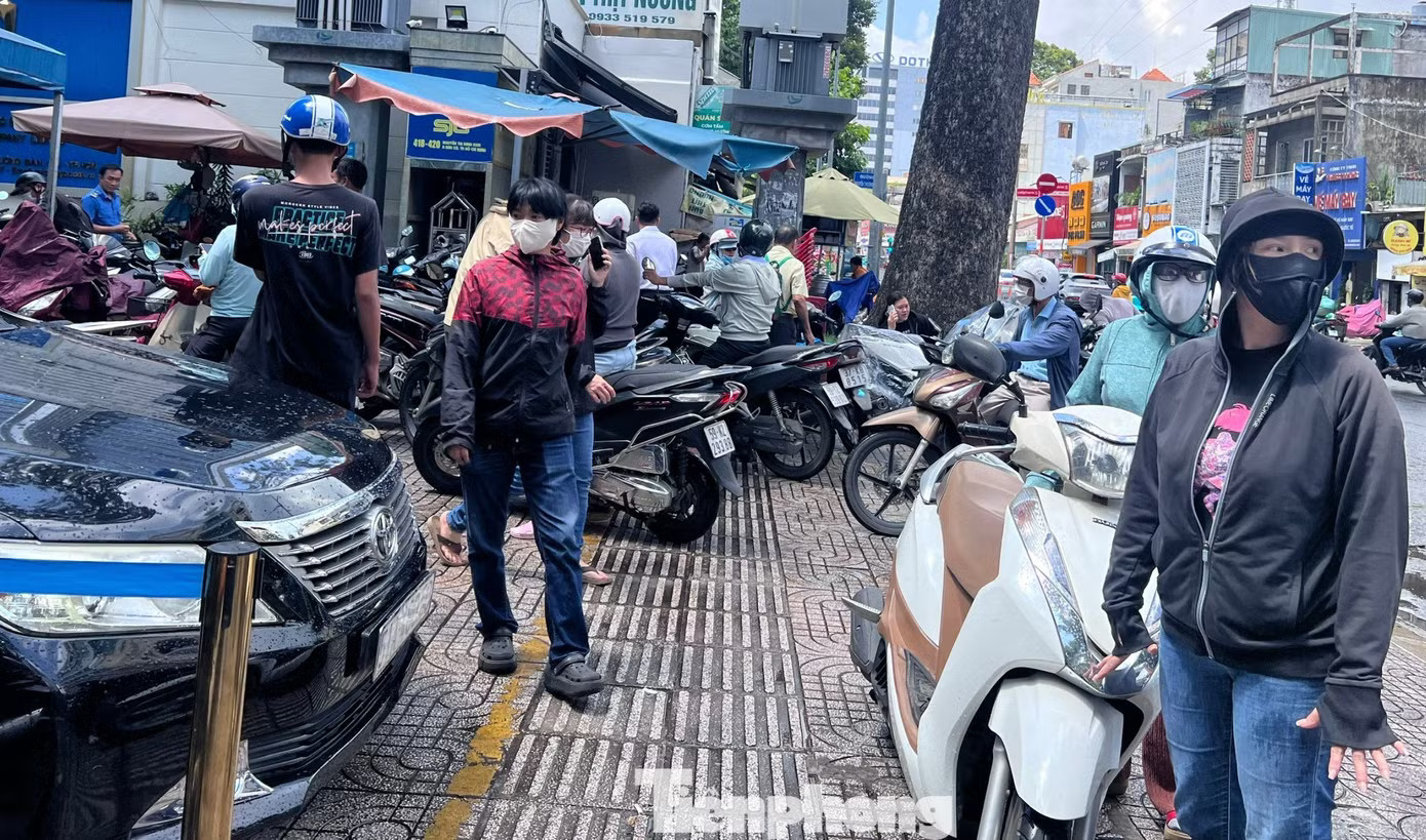 Trong những ngày biến động của vàng và kim cương, người dân TPHCM nháo nhào đi bán trang sức JSC. Nhìn lại một tuần 'chao đảo' thị trường kim cương, vàng bạc - Ảnh 2.