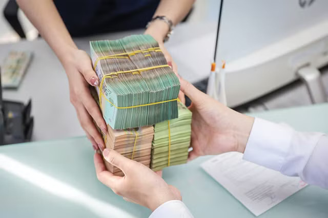 Lãi suất cho vay bình quân nhiều ngân hàng vượt 10%/năm. Lãi suất cho vay tăng rất mạnh, điều gì đang xảy ra? - Ảnh 1.