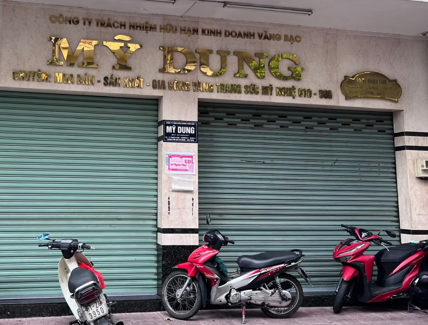 Nhiều tiệm vàng, kim cương ở TPHCM tạm đóng cửa khiến những khu phố chuyên vàng bạc thêm đìu hiu. Nhìn lại một tuần 'chao đảo' thị trường kim cương, vàng bạc - Ảnh 3.