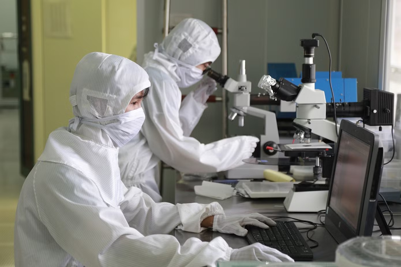 Nghiên cứu trong phòng thí nghiệm sạch của Trường ĐH Khoa học Tự nhiên, ĐH Quốc gia Hà Nội. Ảnh: NTCC Siết đào tạo tiến sĩ - Ảnh 1.