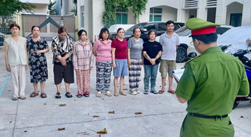 Khám xét khẩn cấp 6 địa điểm, tịch thu 1 sổ tiết kiệm 500 triệu, 10 điện thoại, 4 máy tính cùng lượng lớn tiền mặt, ngoại tệ và tài liệu quan trọng: Triệu tập 27 người