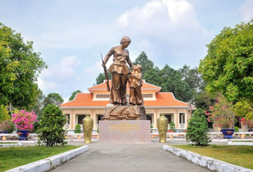 Nữ liệt sĩ ôm con lên rừng đánh giặc, tham gia 23 trận đánh, làm thương vong 200 tên địch, được tuyên dương danh hiệu Anh hùng lực lượng vũ trang nhân dân