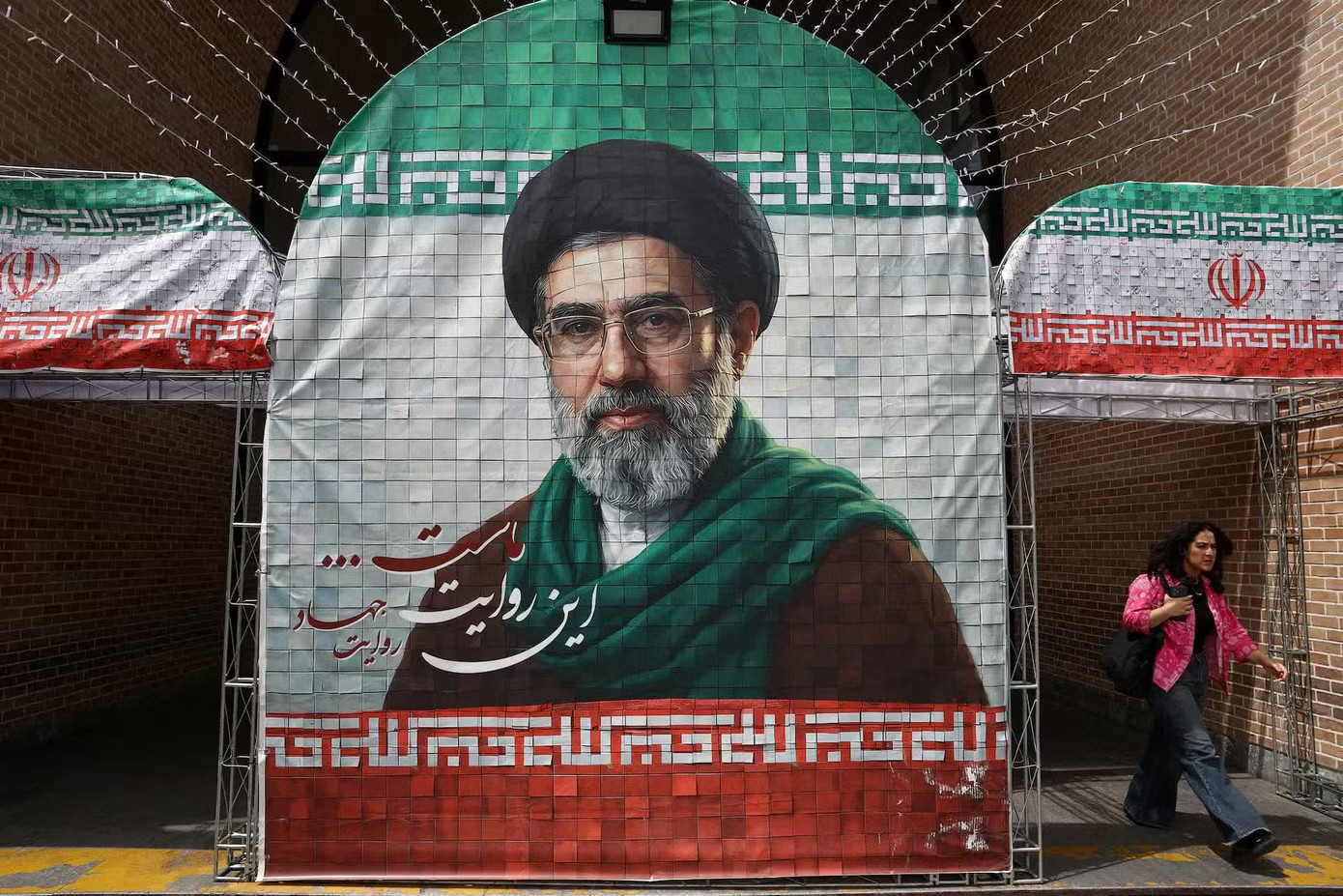 Một bức tranh chân dung Lãnh tụ Tối cao mới của Iran - ông Mojtaba Khamenei. (Ảnh: Reuters) Tình báo Mỹ tin rằng Iran thay đổi quan điểm về vũ khí hạt nhân - Ảnh 1.