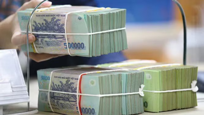 Lãi suất thực tế một số ngân hàng vượt 9%/năm cho kỳ hạn 6-12 tháng. Đang diễn ra việc 'đi đêm' lãi suất huy động - Ảnh 1.