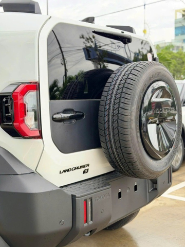 SUV 'em út' nhà Land Cruiser lộ diện tại Việt Nam, giá dự kiến khoảng 1,2 tỷ đồng