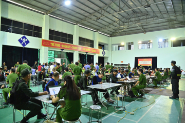 Tiếp nhận 40 'cán bộ' tại Lào, tịch thu 56 điện thoại, 49 máy tính và nhiều tang vật