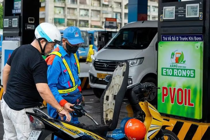 Các cửa hàng lớn vẫn đảm bảo nguồn cung. Doanh nghiệp bán lẻ kêu thiếu xăng dầu, Bộ Công Thương yêu cầu kiểm tra - Ảnh 2.