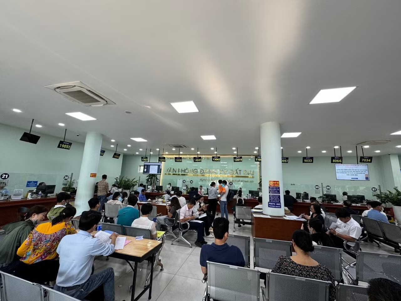 Bỏ công chứng đất đai, trách nhiệm sẽ đẩy sang Văn phòng Đăng ký đất đai. Bỏ công chứng bất động sản: Kiểm soát rủi ro bằng cách nào? - Ảnh 1.