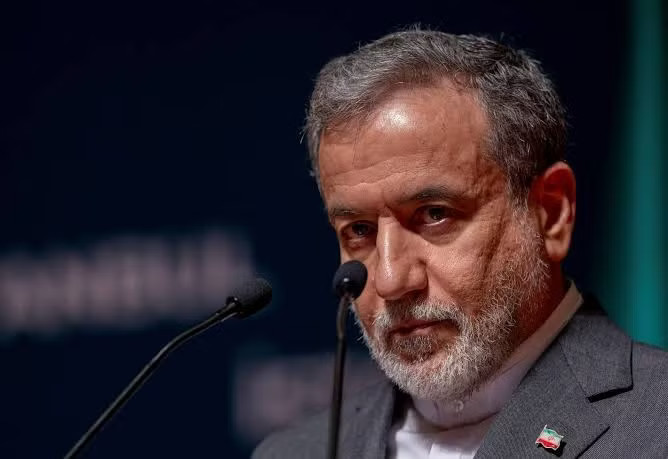 Ngoại trưởng Iran Abbas Araghchi. (Ảnh: Reuters) Nga chia buồn, Iran thề đáp trả cuộc tấn công của Ukraine - Ảnh 1.
