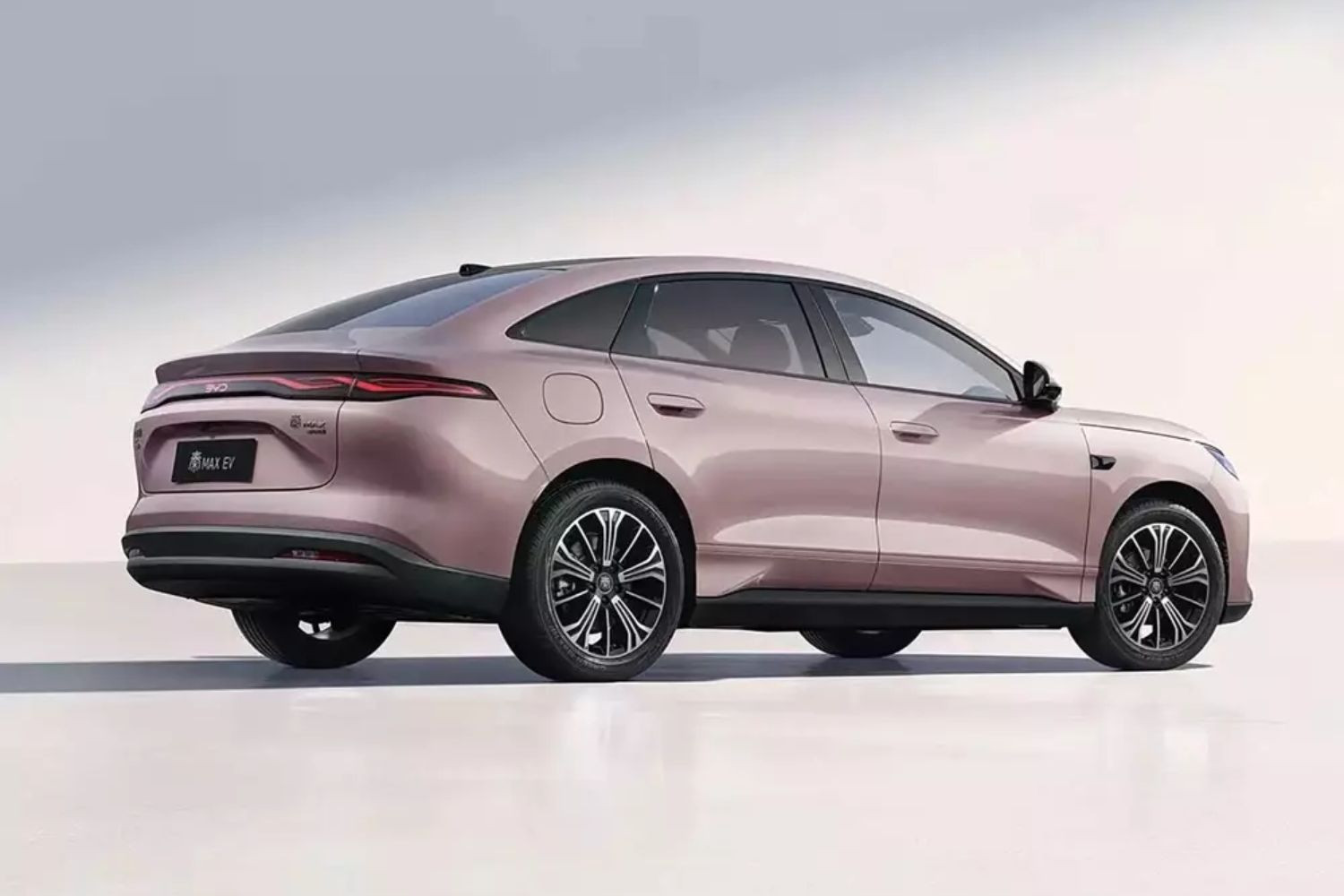 Mẫu sedan cỡ D có kích thước ngang Toyota Camry, giá chỉ từ 402 triệu đồng - Ảnh 2.
