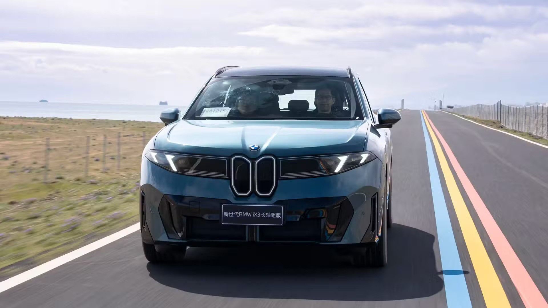 BMW iX3 trình làng bản kéo dài: Chạy gần 920 km một lần sạc, nạp 10 phút đi 400 km, chip AI DeepSeek - Ảnh 2.