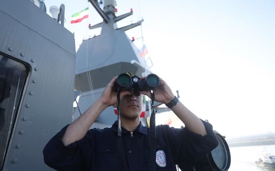 Lính hải quân Iran. Ảnh: Văn phòng Quân đội Iran/Keystone Press Agency. Ukraine sẽ hứng đòn đau từ cả Nga và Iran? - Ảnh 1.