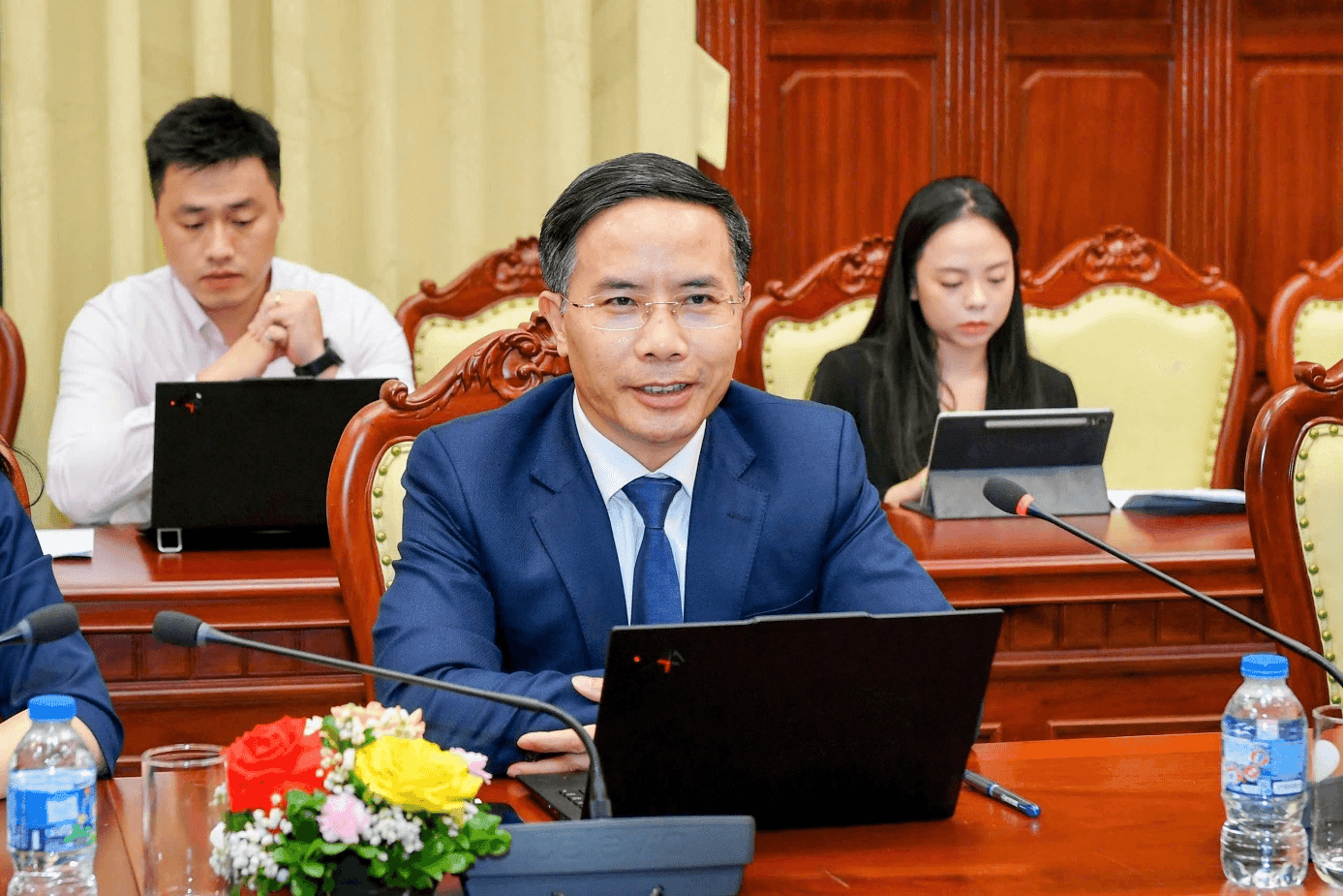 27.7.02.Thống đốc Phạm Đức Ấn làm việc với Trưởng đại diện đương nhiệm và kế nhiệm của IMF
