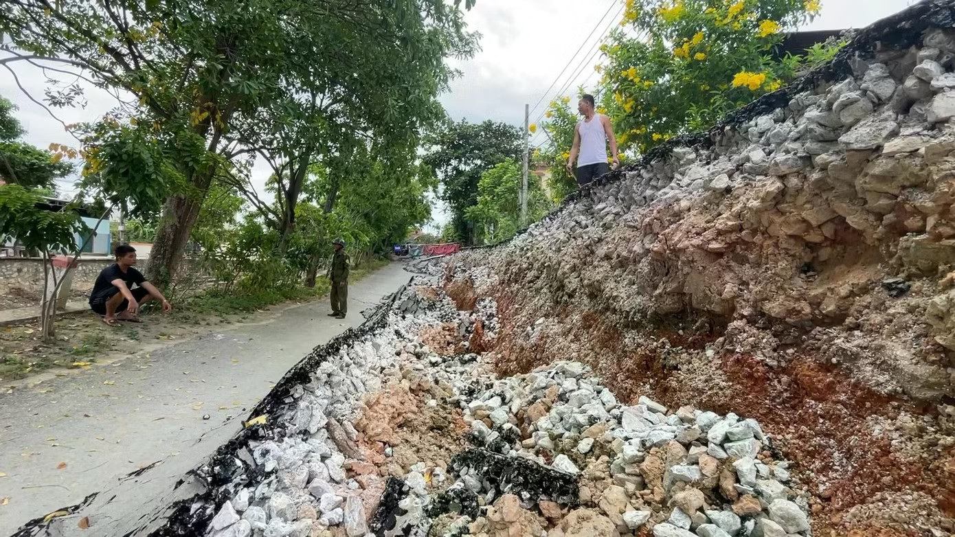 Hiện chính quyền đã phong toả tuyến đường này để làm rõ nguyên nhân. Sụt lún bất thường ở Quảng Trị, phong tỏa khẩn cấp hiện trường - Ảnh 3.