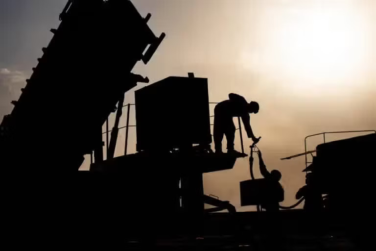 Mỹ tạm ngừng không kích Iran: Khoảng lặng trước đàm phán hay bước đệm cho chiến dịch lớn hơn? - Ảnh 1.