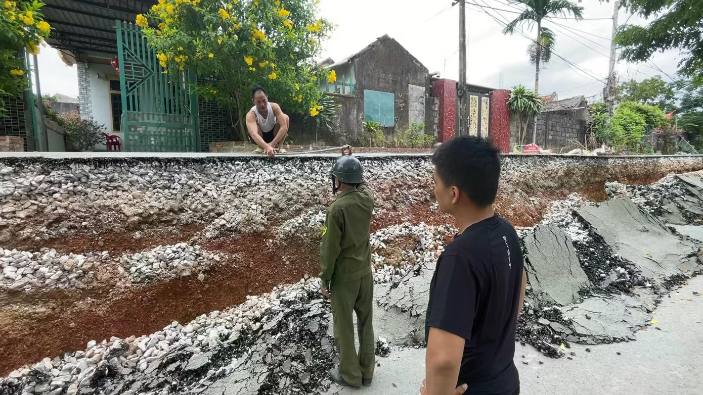 Độ sâu đoạn đường bị sụt lún có nơi chênh lệch đến 1,7 m. Sụt lún bất thường ở Quảng Trị, phong tỏa khẩn cấp hiện trường - Ảnh 2.
