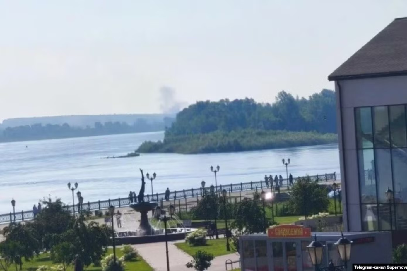 Khói bốc lên sau một cuộc tấn công được cho là của Ukraine vào cơ sở dự trữ nhiên liệu Prioritet. Ukraine tập kích kho nhiên liệu chiến lược của Nga cách tiền tuyến 1.300 km - Ảnh 1.