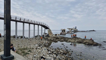 Hàn Quốc: Sập cầu đi bộ 170m dẫn ra biển, 17 người mắc kẹt