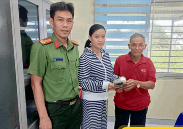 Tiếp nhận 1 chiếc túi vải chứa 120 triệu đồng, công an lập tức mời chị Trịnh Thị Nguyệt SN 1990 lên làm việc