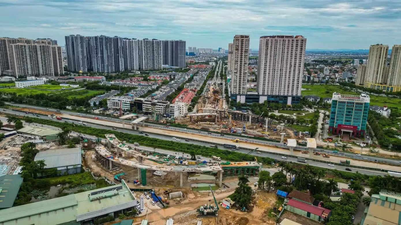 Phương án phân luồng giao thông trên đường gom Hoàng Tùng được áp dụng trong 2 tháng (từ 29/7 đến 29/9/2026) để phục vụ thi công hạ tầng. Ảnh: Trọng Tài Hà Nội phân luồng đường gom Hoàng Tùng trong 2 tháng thi công nút giao Vành đai 3,5 - Ảnh 1.