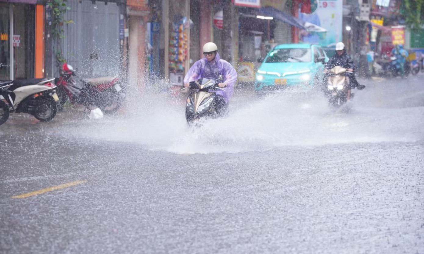Miền Bắc mưa lớn đỉnh điểm, cảnh báo ngập sâu - Ảnh 1.