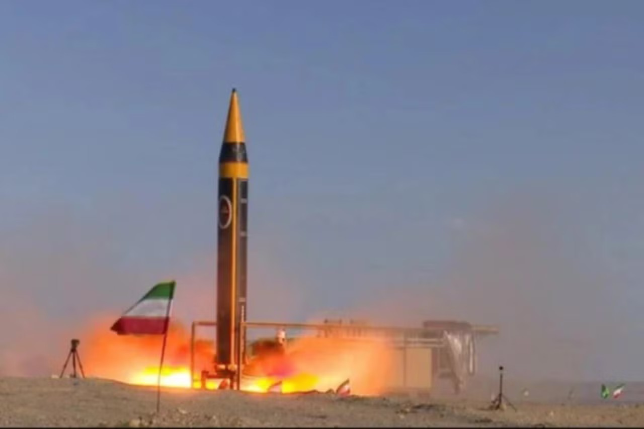 Tên lửa đạn đạo Khorramshahr-4 (Kheibar) của Iran là một trong những vũ khí có năng lực mạnh nhất trong kho tên lửa của Tehran. Được phát triển nhằm phục vụ mục đích răn đe chiến lược, tên lửa này mang đầu đạn nổ mạnh nặng 1.500-1.800 kg và có tầm bắn khoảng 2.000 km, đủ khả năng tấn công các mục tiêu quân sự trọng yếu trên khắp khu vực Trung Đông. Giới chuyên gia dự đoán phiên bản mới nhất của Kheibar có thể có tầm bắn gấp đôi, đủ vươn tới lãnh thổ Ukraine. Trong ảnh: Iran phóng thử tên lửa Khorramshahr-4. Ảnh: Bộ Quốc phòng Iran/Turkiye Today. Ukraine sẽ hứng đòn đau từ cả Nga và Iran? - Ảnh 3.