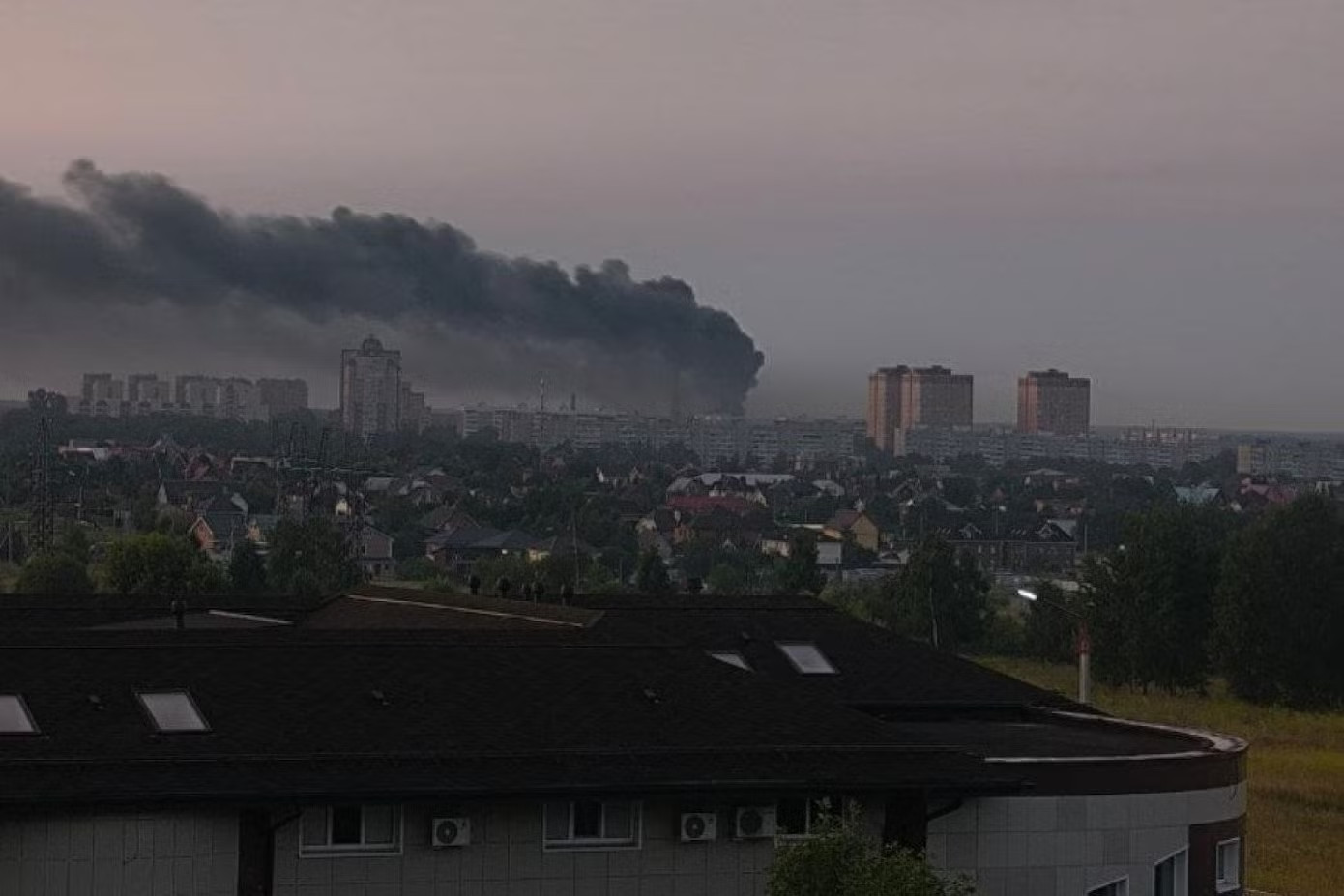 Khói bốc lên từ một nhà máy công nghiệp của Nga ở Chekhov, gần Moscow. Ukraine tập kích kho nhiên liệu chiến lược của Nga cách tiền tuyến 1.300 km - Ảnh 2.