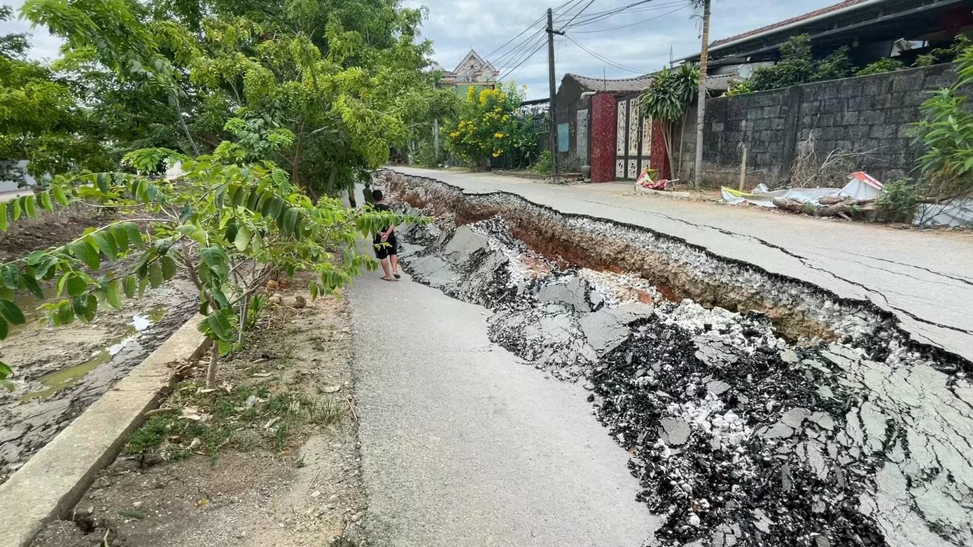 Đoạn đường bị sụt lún dài khoảng 60 m. Sụt lún bất thường ở Quảng Trị, phong tỏa khẩn cấp hiện trường - Ảnh 1.