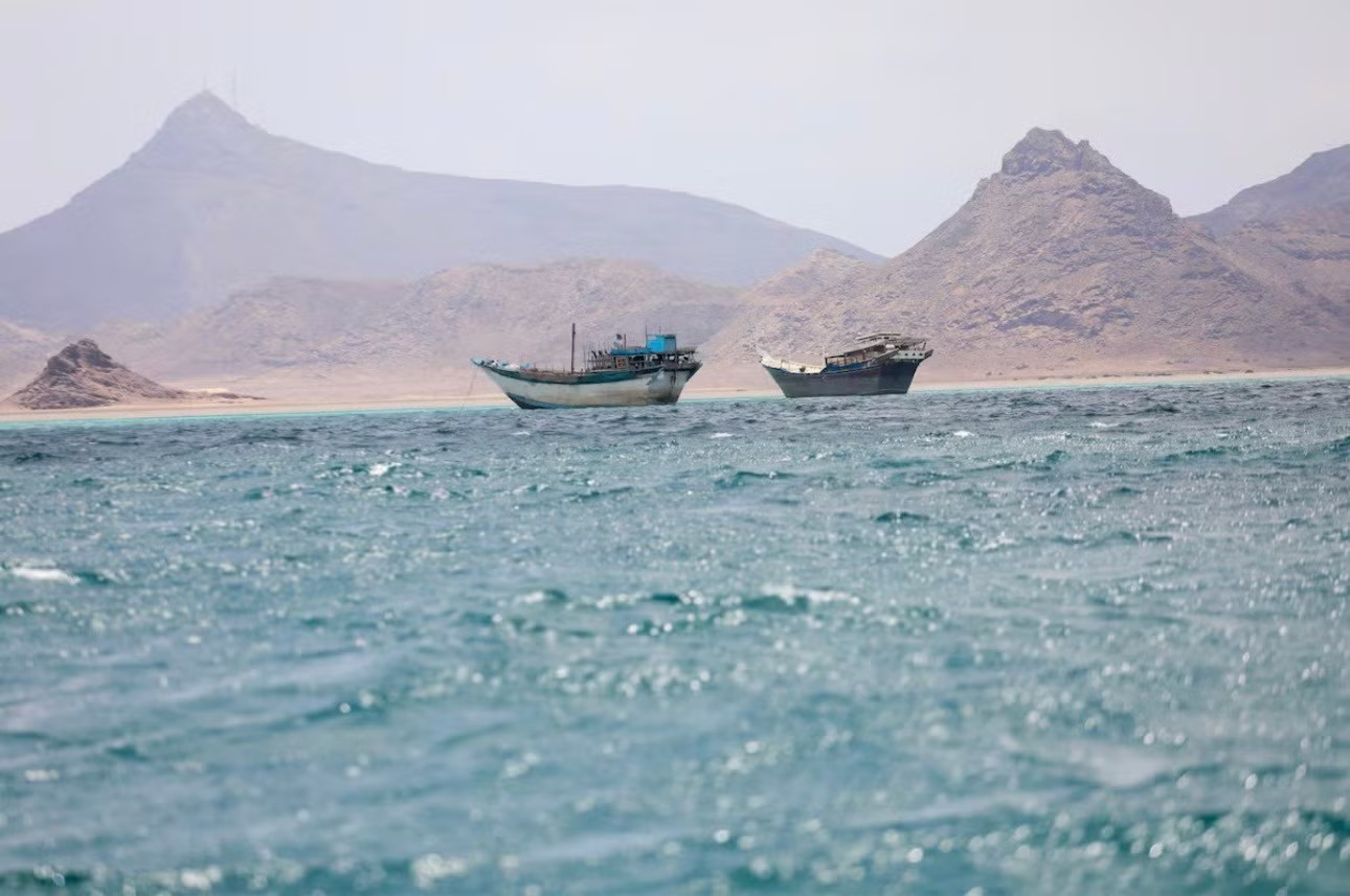 Khu vực eo biển Bab el-Mandeb ở Yemen. (Ảnh: Reuters) Yemen cảnh báo Houthi mưu tính sao chép chiến lược của Iran - Ảnh 1.