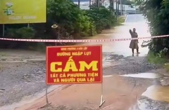 Chính quyền các địa phương khu vực Bảo Lộc vẫn duy trì lực lượng túc trực tại các điểm ngập lụt. Mưa lớn gây ngập hơn 100 căn nhà ở Lâm Đồng - Ảnh 2.