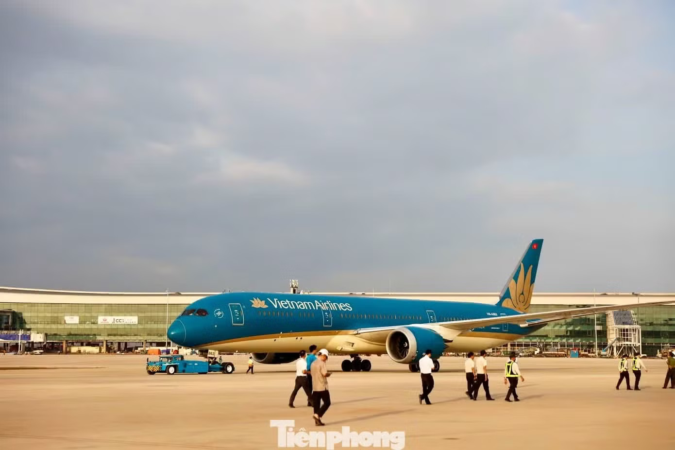 Máy bay Vietnam Airlines đáp xuống Cảng hàng không quốc tế Long Thành ngày 19/12/2025. Phương án chuyển bay quốc tế từ Tân Sơn Nhất sang Long Thành - Ảnh 1.