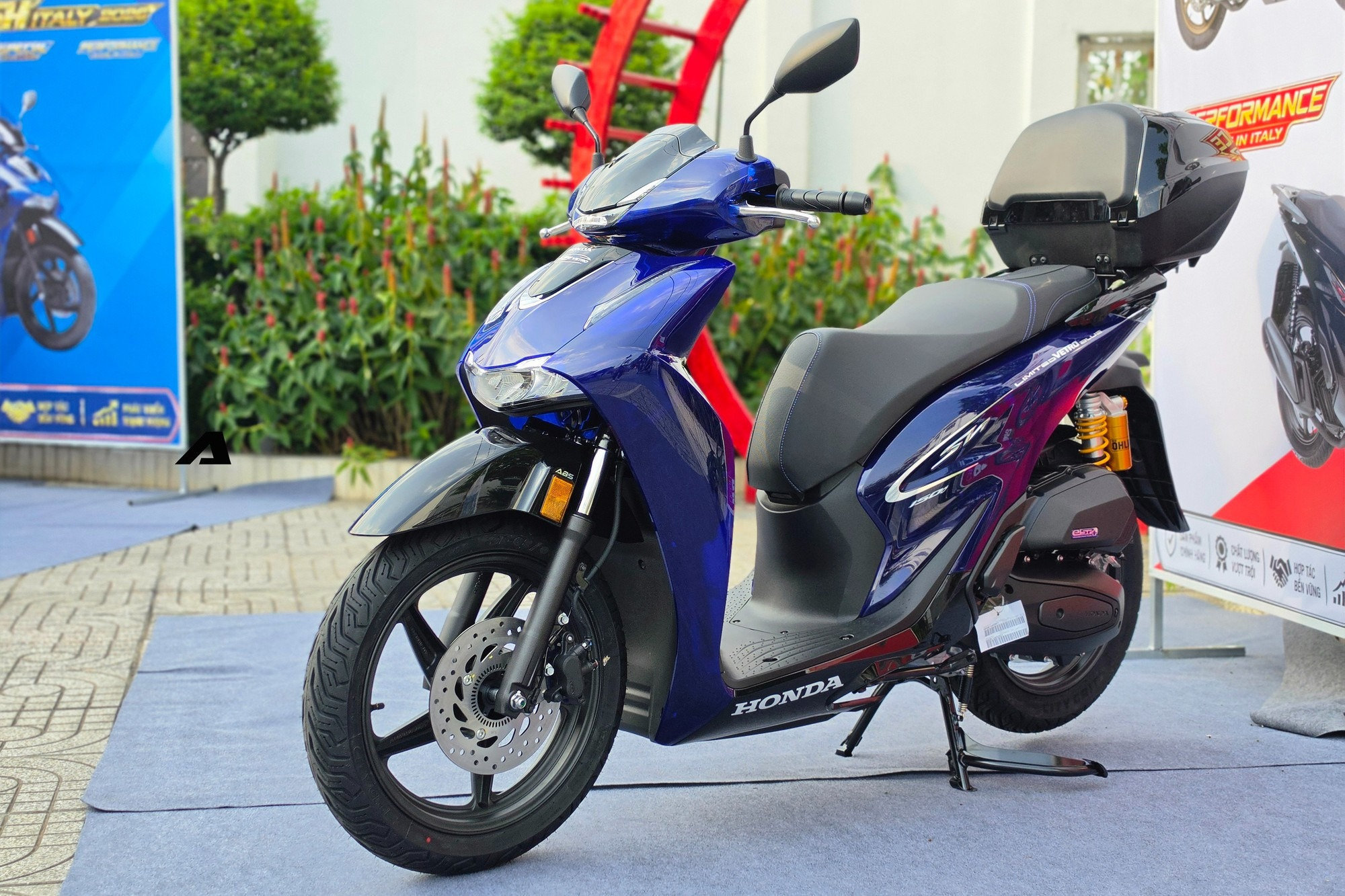 Mẫu Honda SH đắt hơn cả ô tô chuẩn bị cập bến Việt Nam, dàn áo trong suốt như pha lê khiến giới sưu tầm ráo riết săn đón - Ảnh 1.