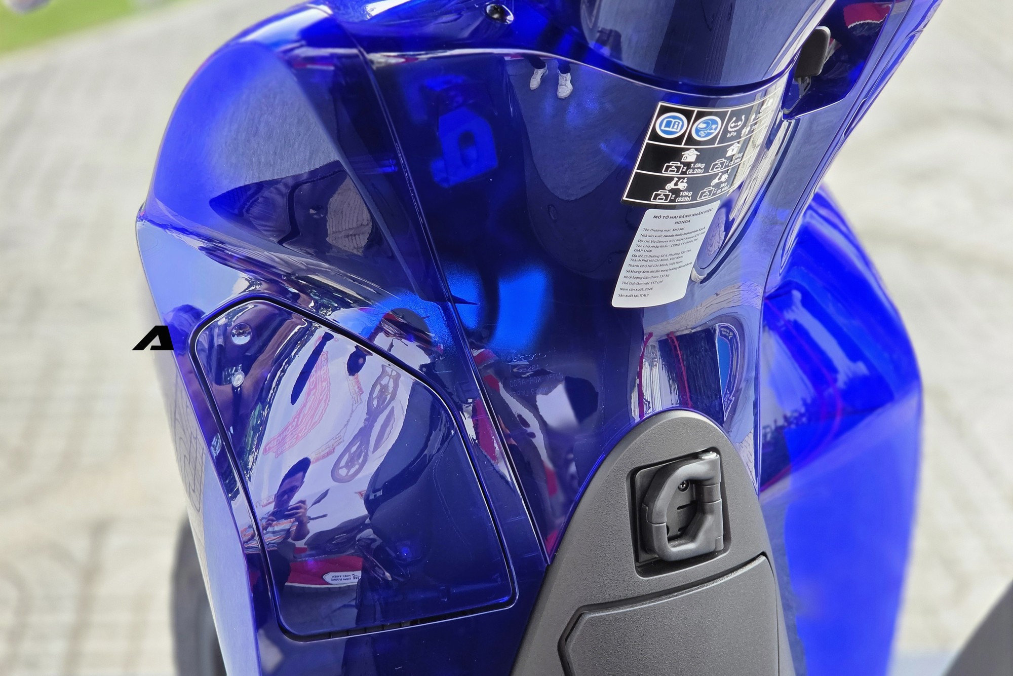 Mẫu Honda SH đắt hơn cả ô tô chuẩn bị cập bến Việt Nam, dàn áo trong suốt như pha lê khiến giới sưu tầm ráo riết săn đón - Ảnh 2.