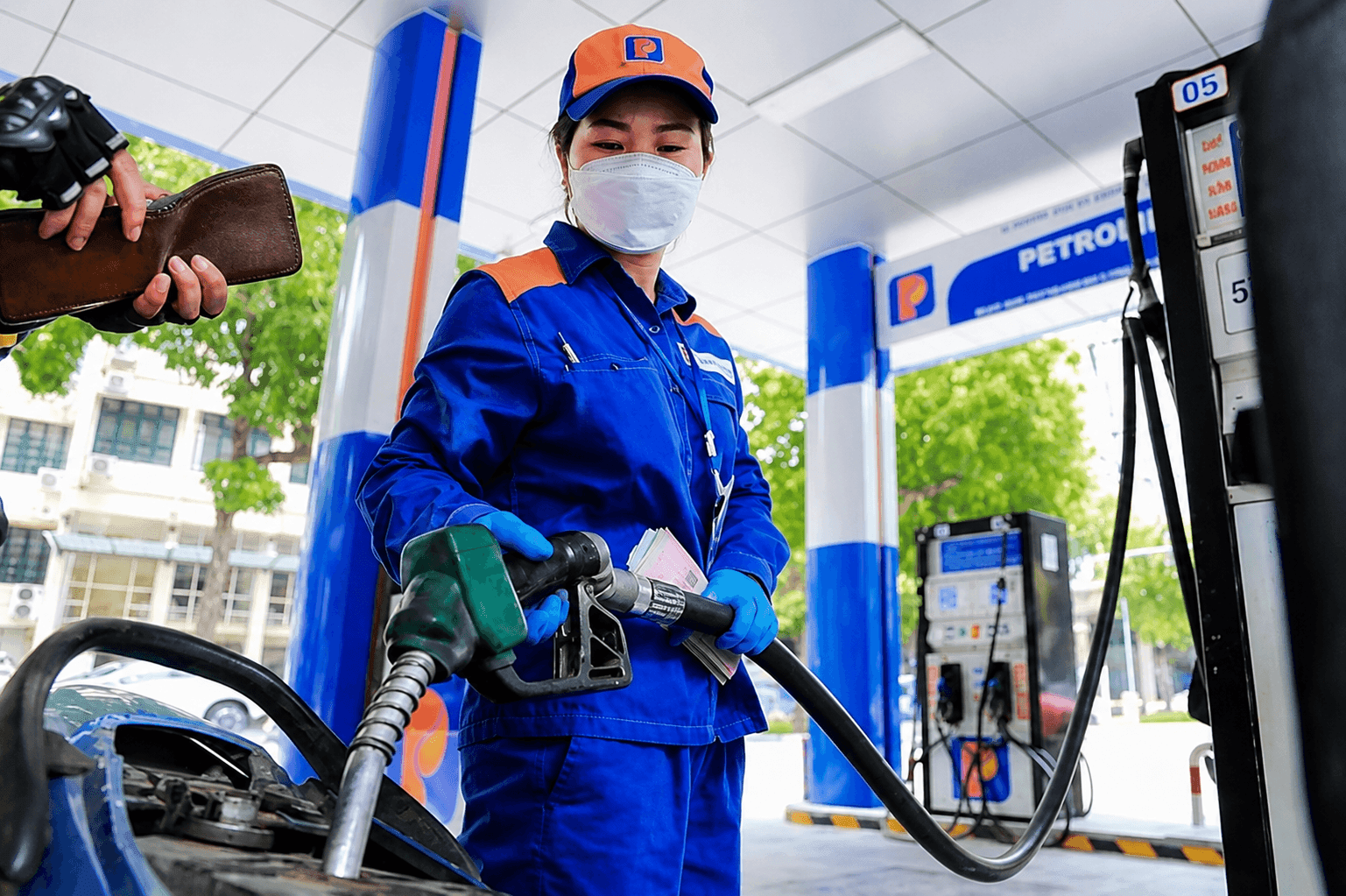 Đầu mối kinh doanh xăng dầu phải có kho 15.000 m3 và 10 cửa hàng bán lẻ thay vì đi thuê? - Ảnh 1.
