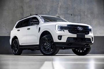 Chỉ hơn kém 11 triệu đồng: Toyota Land Cruiser FJ hay Ford Everest Sport tạo nên cuộc đấu SUV đầy bất ngờ