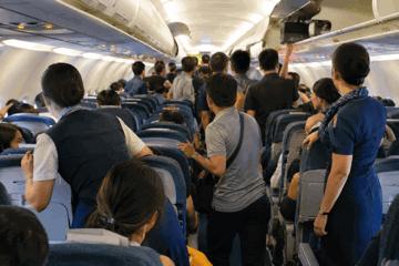 Hạ cánh khẩn cấp chuyến bay chở hơn 280 người vì nhiều tiếp viên đồng loạt xuất hiện triệu chứng chóng mặt, mệt mỏi