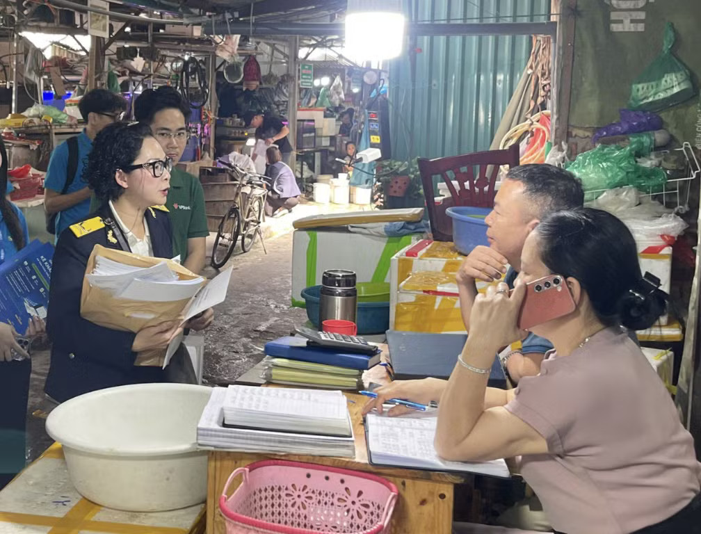 Cử tri phản ánh chính sách thuế và thủ tục kê khai, nộp thuế hiện nay còn nhiều khó khăn, bất cập đối với hộ kinh doanh nhỏ lẻ. Hộ kinh doanh còn vướng thủ tục thuế, phải ngưng hoạt động: Bộ Tài chính lên tiếng - Ảnh 1.