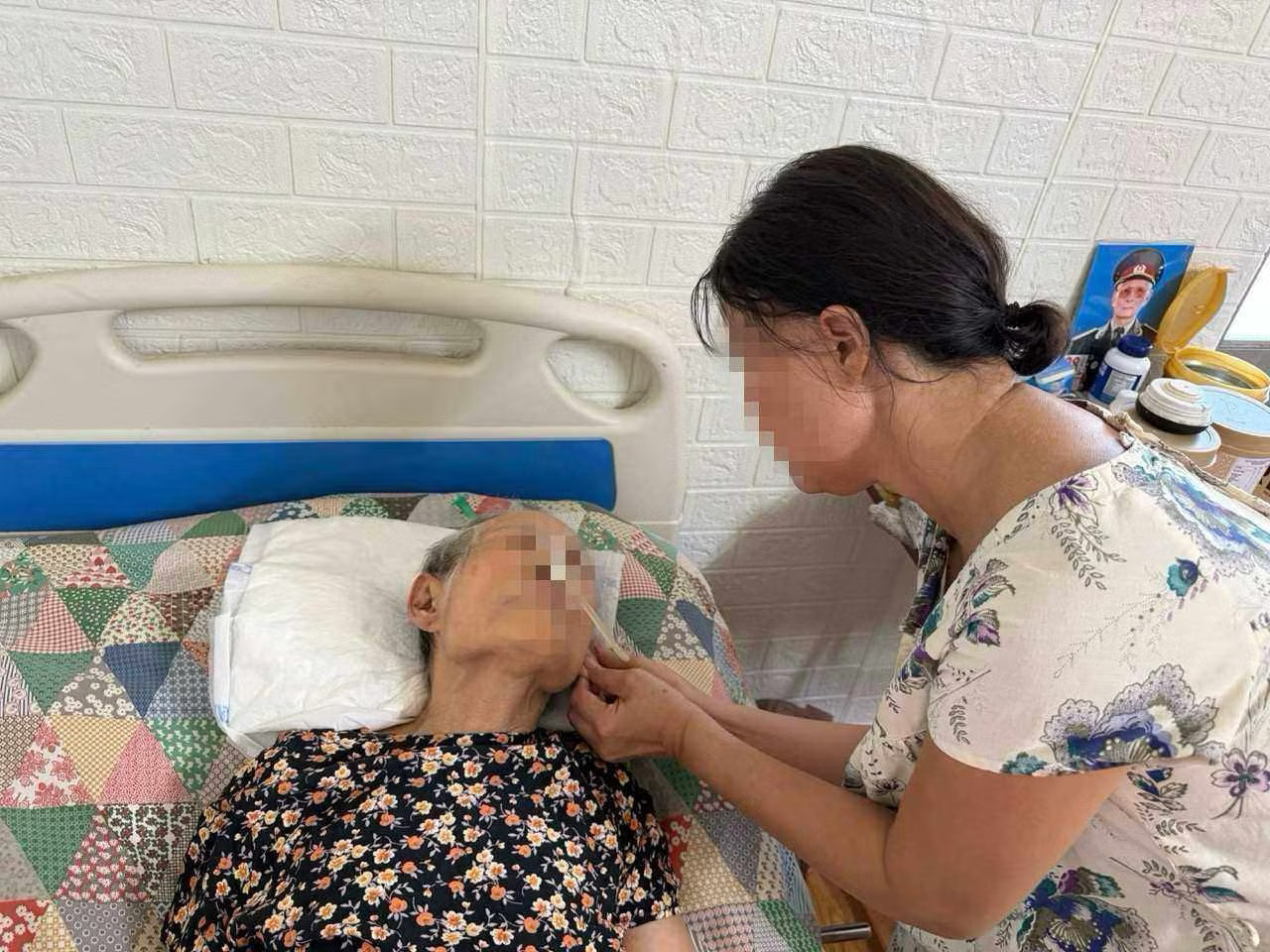 Bà Nguyễn Thị N. được chăm sóc trên giường bệnh. Ảnh: Thùy Linh Vụ cụ bà bị đột quỵ 5 năm chưa nhận trợ cấp BHXH: Phường Bạch Mai nói gì? - Ảnh 1.