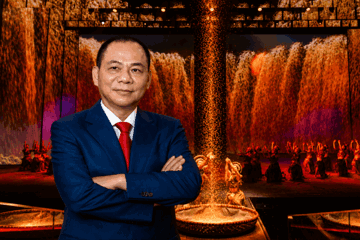 Vừa ra mắt MV âm nhạc, tỷ phú Phạm Nhật Vượng tiếp tục tung show diễn thực cảnh, mang cả xe pháo lớn lên sân khấu