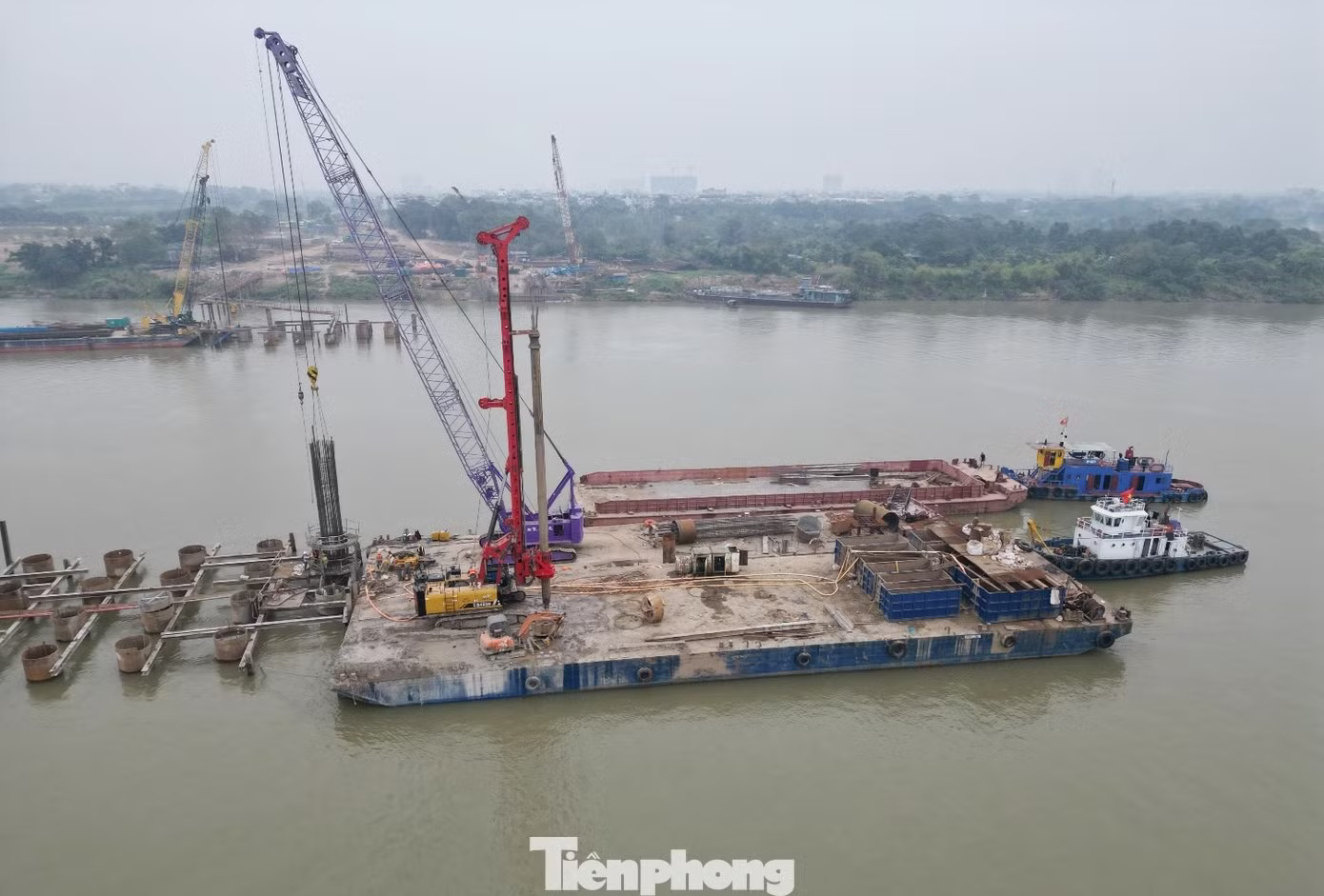 Thi công cầu Trần Hưng Đạo qua sông Hồng. Công trình nghìn tỷ 'chờ' vật liệu: Bài 2- Các dự án giao thông trọng điểm 'căng mình' vượt khó khăn 'kép' - Ảnh 3.