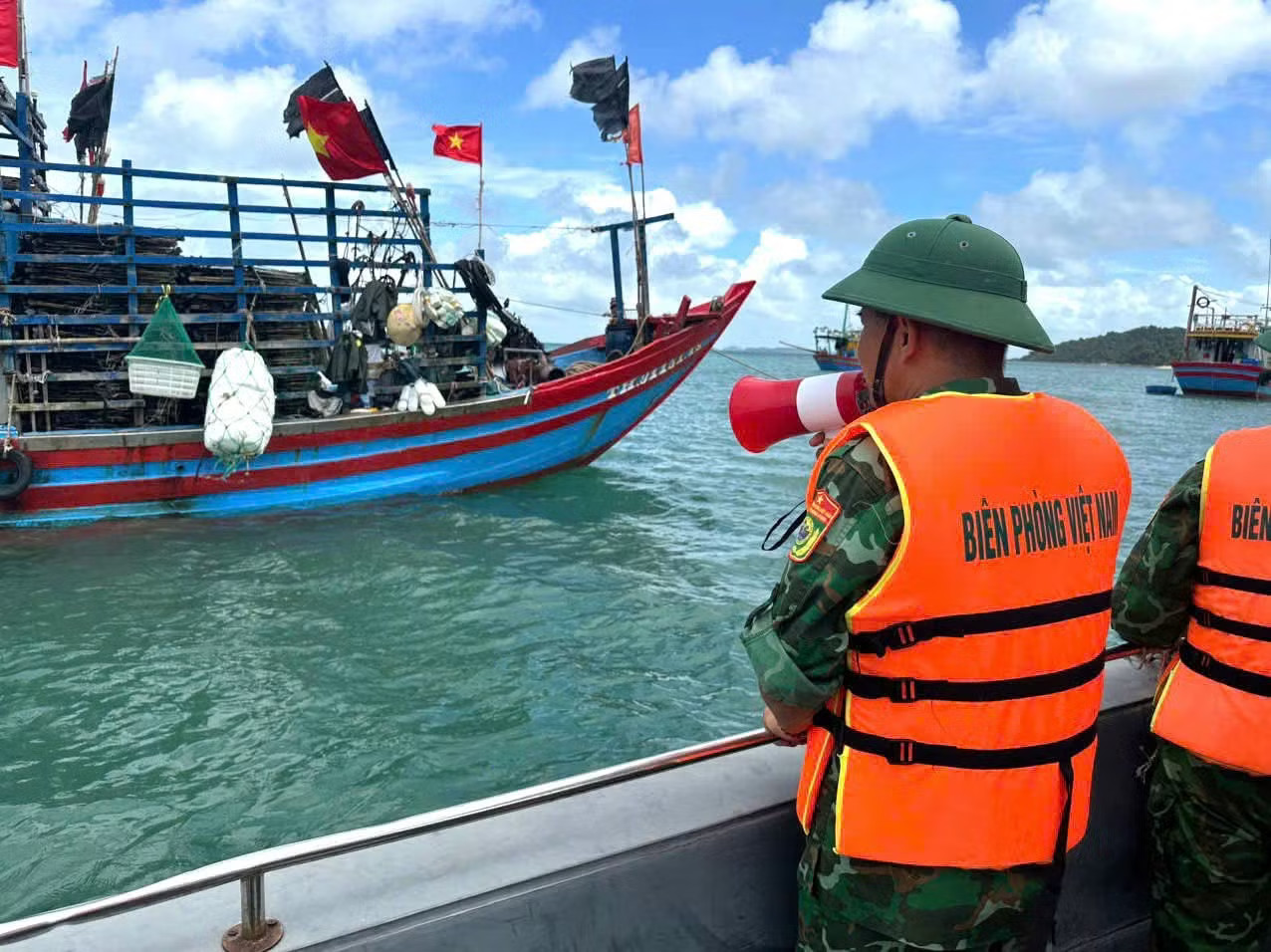 Lực lượng chức năng đặc khu Cô Tô kêu gọi tàu thuyền về nơi tránh trú bão an toàn. Quảng Ninh cấm biển, gấp rút ứng phó bão số 1 - Ảnh 1.