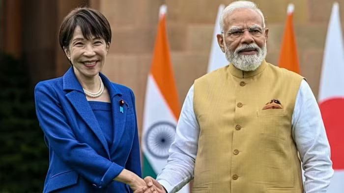 Thủ tướng Nhật Bản Sanae Takaichi (bên trái) gặp gỡ người đồng cấp Ấn Độ Narendra Modi trong chuyến thăm chính thức đầu tiên của bà tới nước này. Ảnh: Bloomberg. Ấn Độ-Nhật Bản tái khẳng định tầm quan trọng chiến lược trong bối cảnh Ấn Độ Dương-Thái Bình Dương thay đổi - Ảnh 1.