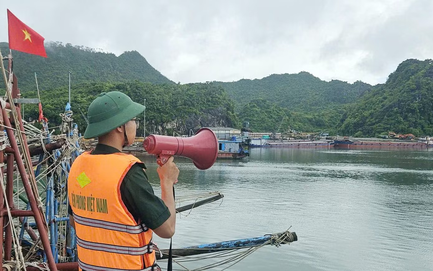 Bộ đội Biên phòng Hải Phòng kiểm đếm hơn 1.600 phương tiện ứng phó bão số 1. Hải Phòng cấm tàu thuyền ra khơi - Ảnh 1.