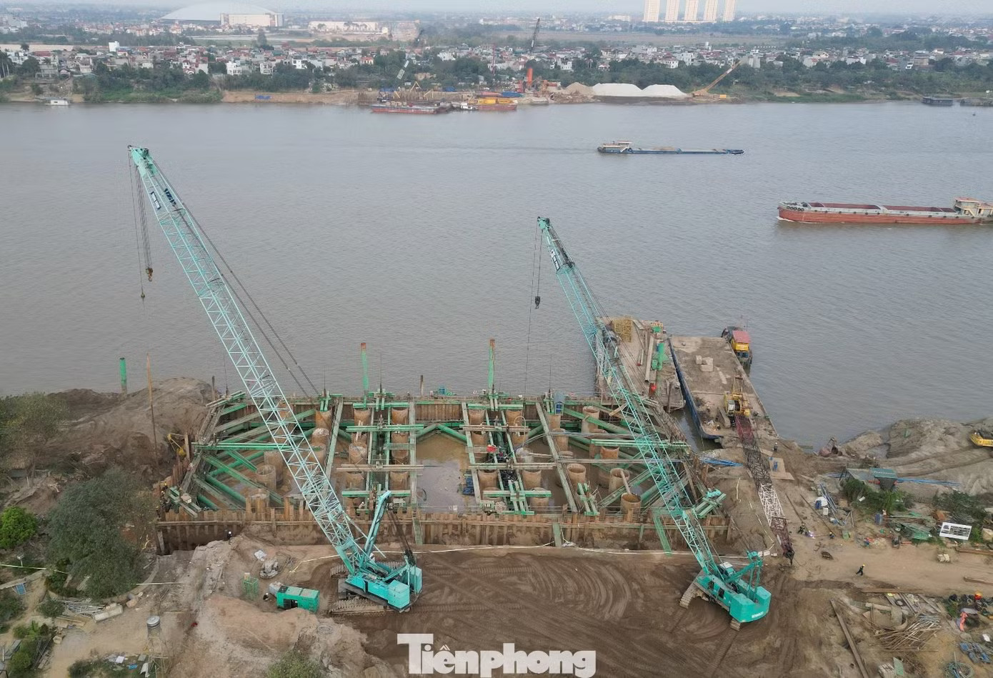 Công trường thi công trụ cầu Tứ Liên qua sông Hồng. Ảnh: Trọng Đảng Công trình nghìn tỷ 'chờ' vật liệu: Bài 2- Các dự án giao thông trọng điểm 'căng mình' vượt khó khăn 'kép' - Ảnh 4.