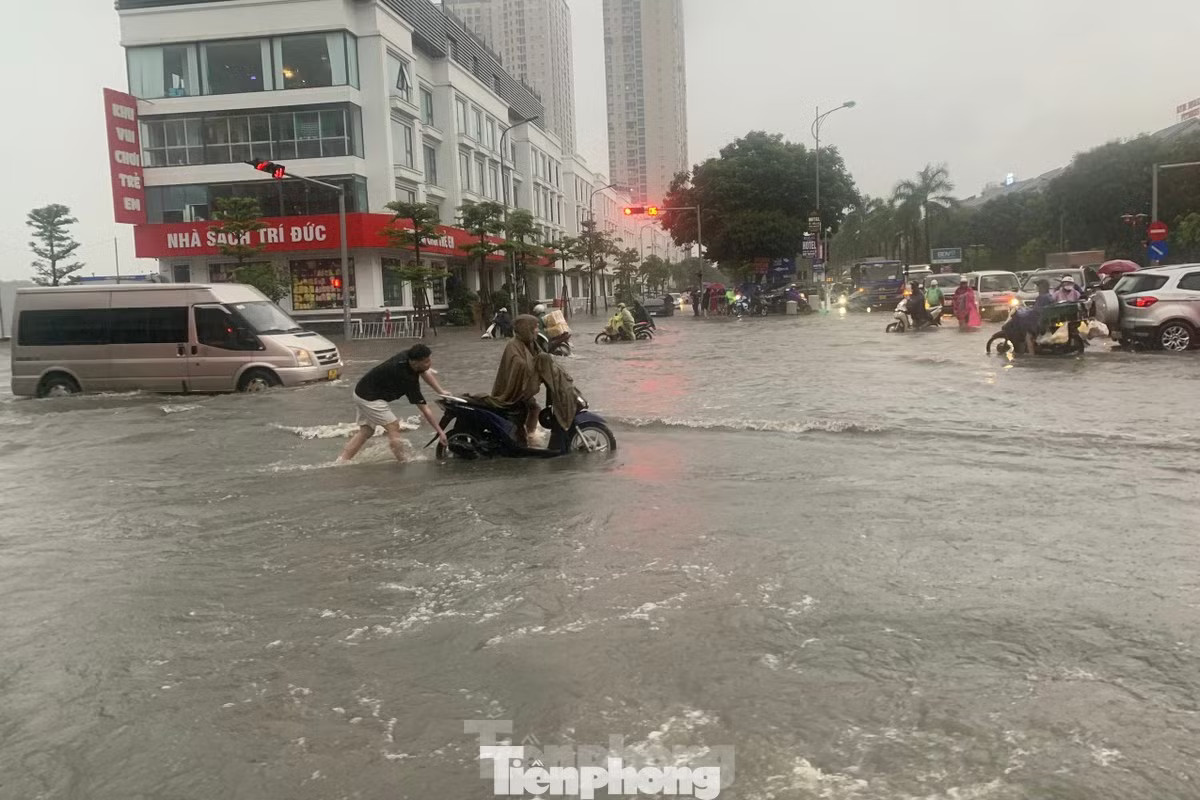 Cơ quan khí tượng nâng mức cảnh báo mưa lớn ở miền Bắc, đặc biệt là tại Hải Phòng, Quảng Ninh, Lạng Sơn và Bắc Ninh. Bão số 1 có thể đổ bộ Quảng Ninh, nâng mức cảnh báo mưa lớn ở miền Bắc - Ảnh 2.