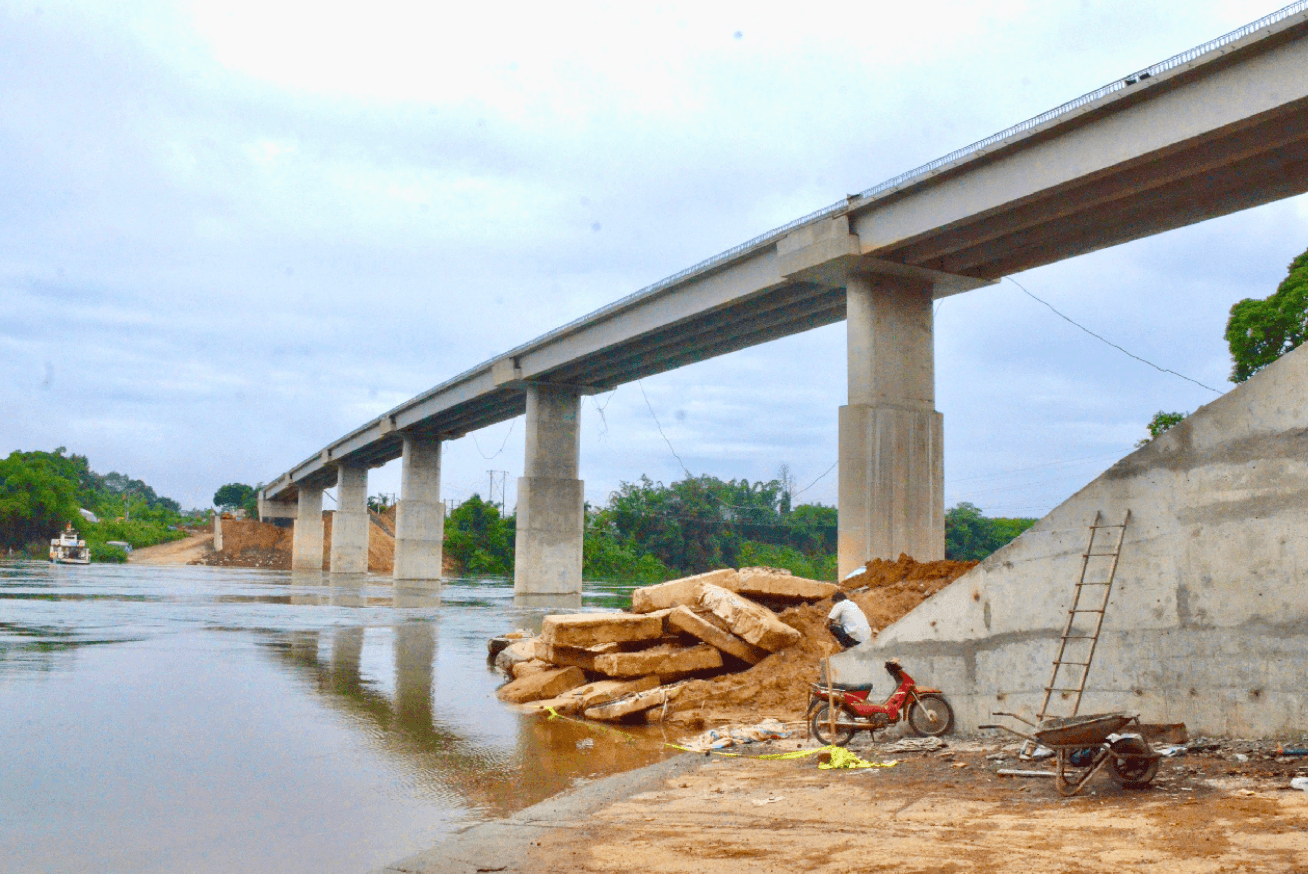 Lỡ hẹn thông xe cầu phục vụ thuỷ điện lớn nhất miền Nam, xoá bỏ bến phà đã hoạt động nhiều năm - Ảnh 1.