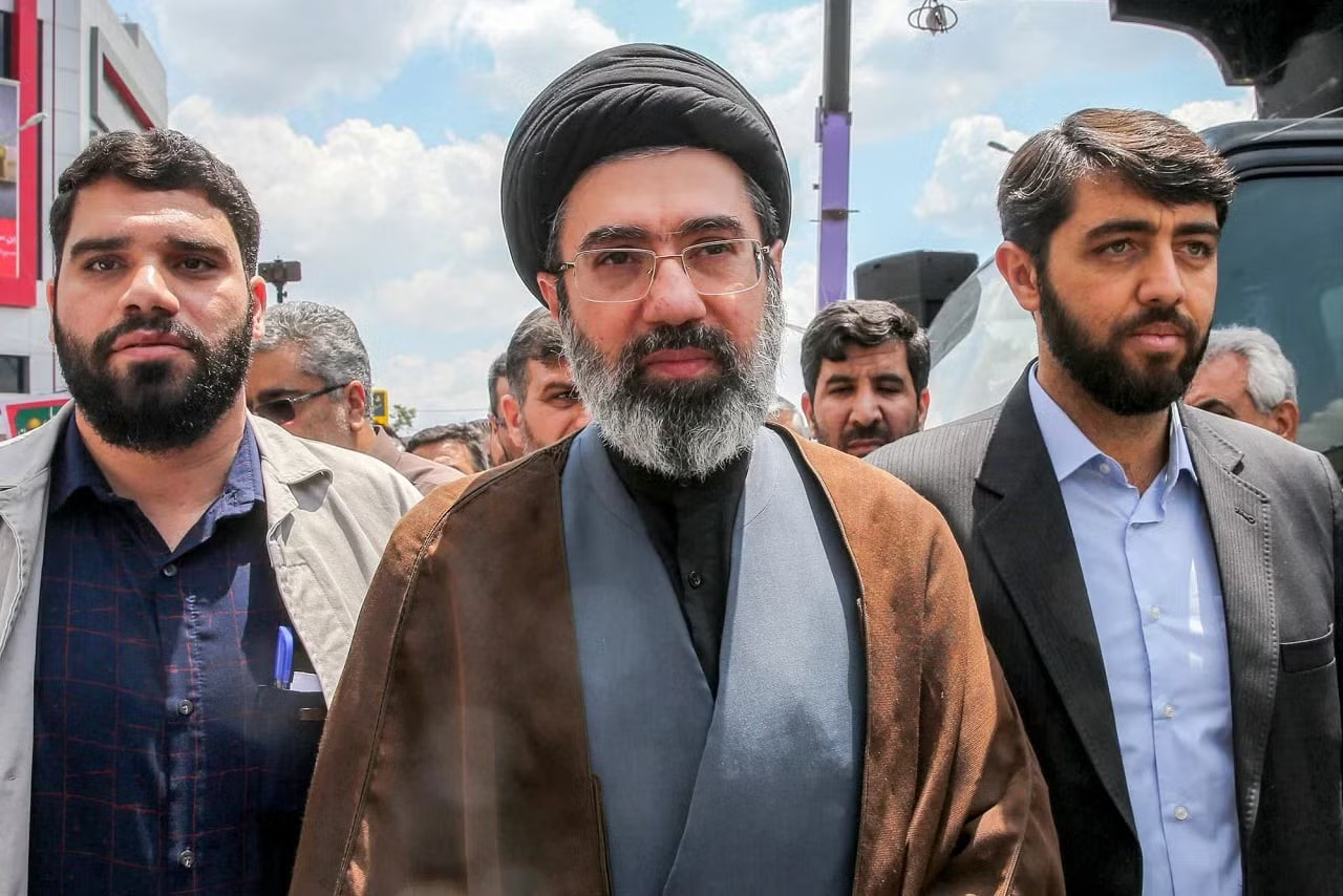 Tân Lãnh tụ tối cao Mojtaba Khamenei (giữa), con trai của cố lãnh tụ Ali Khamenei. Dấu hỏi về sự xuất hiện của tân Lãnh tụ tối cao Iran trước ngày tang lễ người cha quá cố - Ảnh 1.