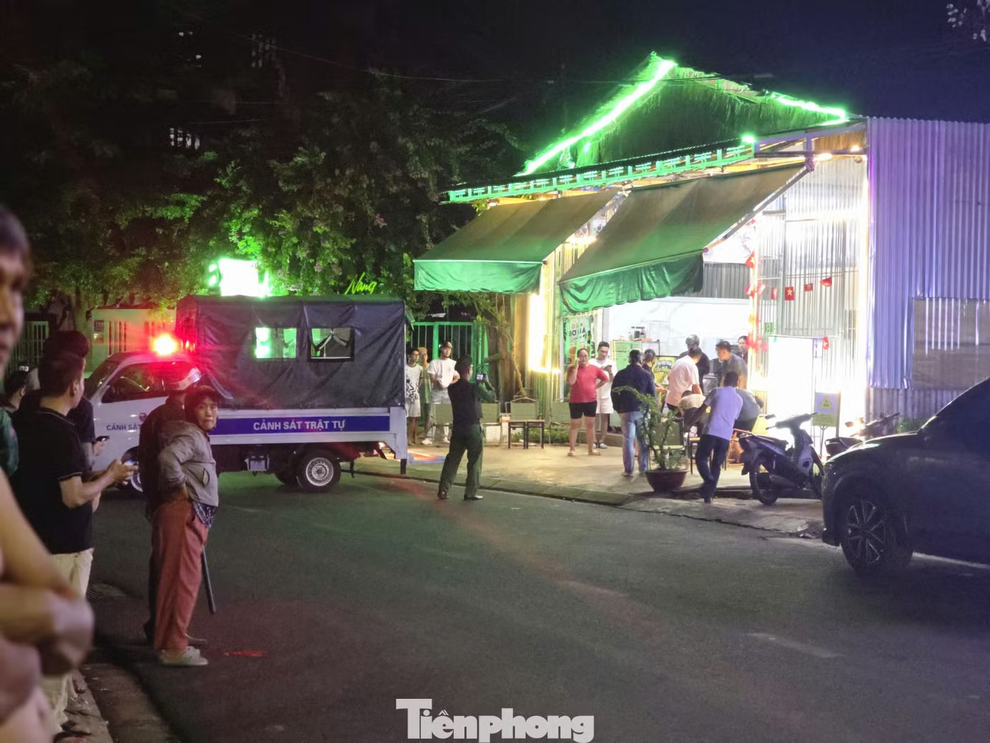 Rất đông người dân theo dõi công an khám nghiệm hiện trường vụ việc. Ảnh: Tuấn Nguyễn. Người đàn ông bị ám sát bởi 5 phát súng - Ảnh 1.